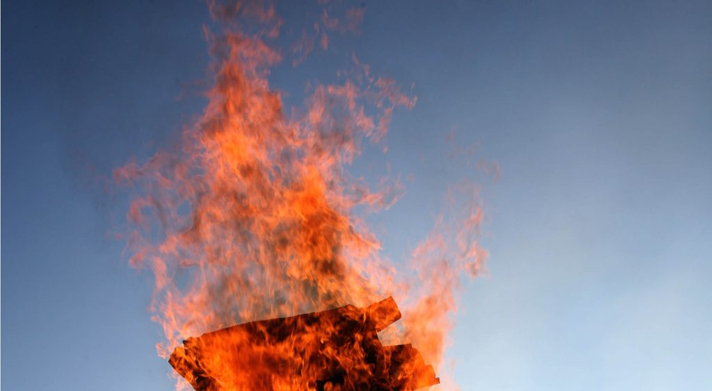 Flammen im Himmel beim Feuerlauf