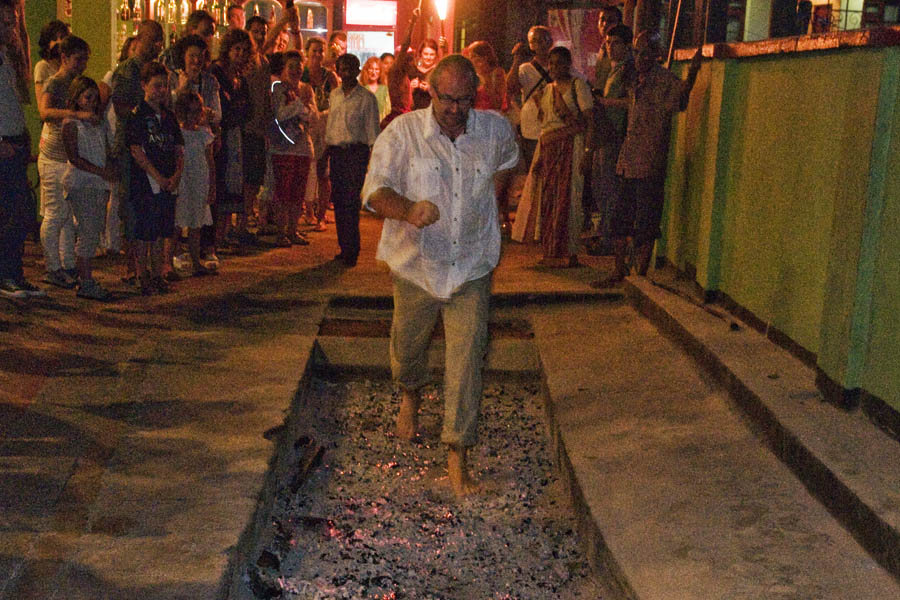 Rolf Iven beim Feuerlauf der Kandy Dancer