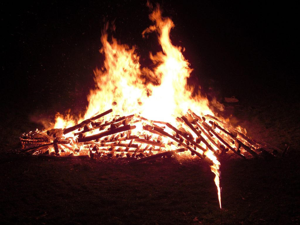 Feuer für einen Feuerlauf